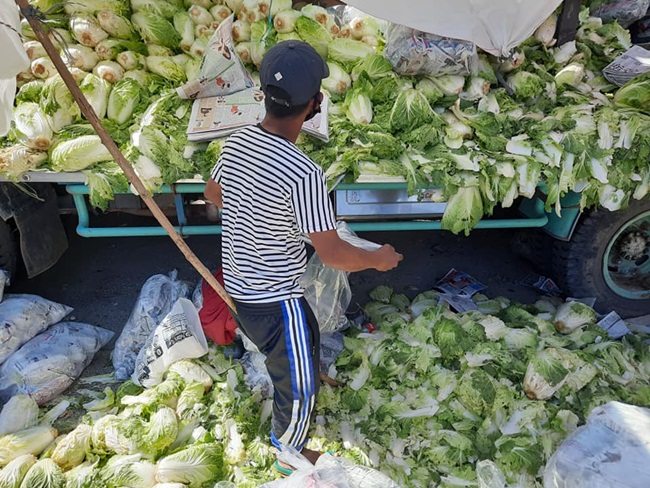 Người bán chở đến La Trinidad để bán nhưng rồi phải đổ bỏ vì lượng người mua ít. Mặc dù một số rau đã được mang đi cho nhưng nông dân không còn cách nào khác đành phải đổ bỏ.