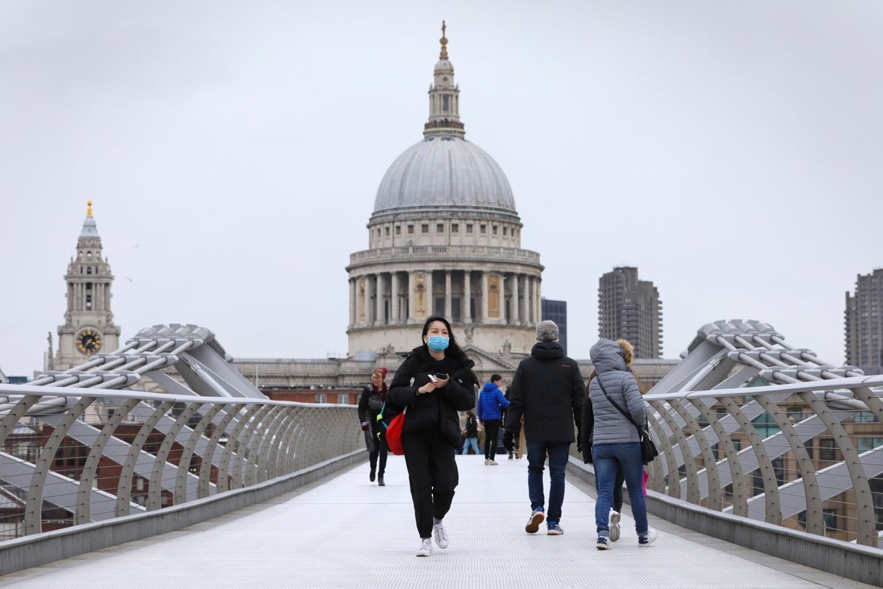 Một người đeo khẩu trang khi ra đường tại London, Anh (ảnh: Reuters)