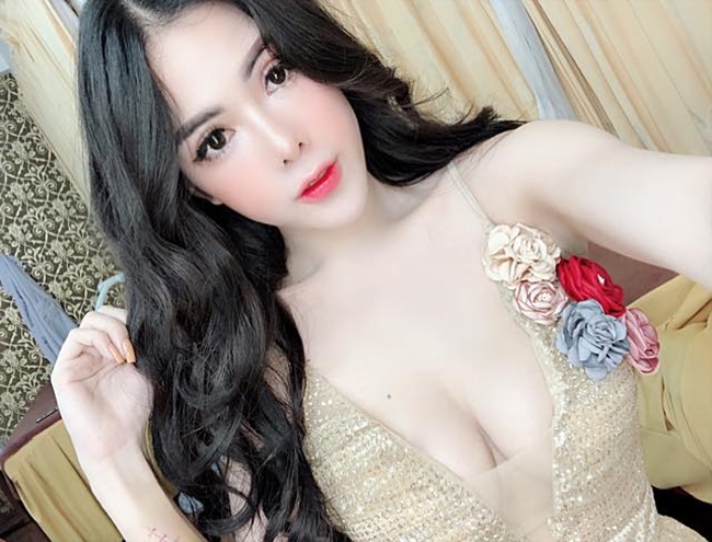 Váy vóc gợi cảm giúp tôn lên đường cong hình thể hoàn hảo cũng như nét đẹp nữ tính của Hằng Nga. Trong đó, cô lựa chọn&nbsp;các thiết kế sexy vừa đủ, không hở hang phản cảm.&nbsp;