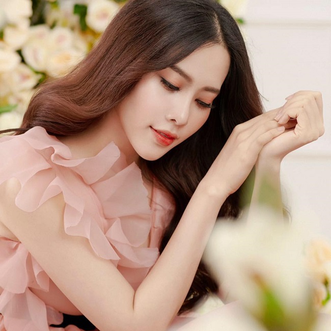 Bình thường, Nam Em hướng theo phong cách dịu dàng, nữ tính, gợi cảm có chừng mực.&nbsp;