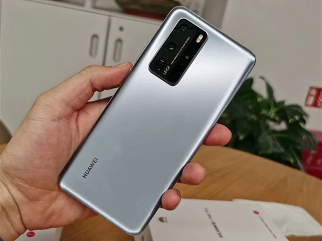 Huawei P40 Pro bị nứt mặt lưng có thể do té ngã và va đập mạnh - 2