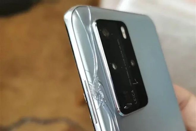 Huawei P40 Pro bị nứt mặt lưng có thể do té ngã và va đập mạnh - 1