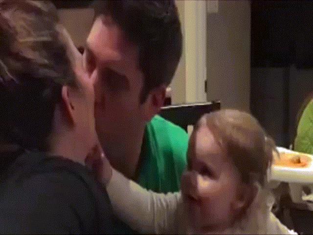 Bạn trẻ - Cuộc sống - Clip: Phản ứng hài hước của bé khi không thích bố mẹ hôn nhau