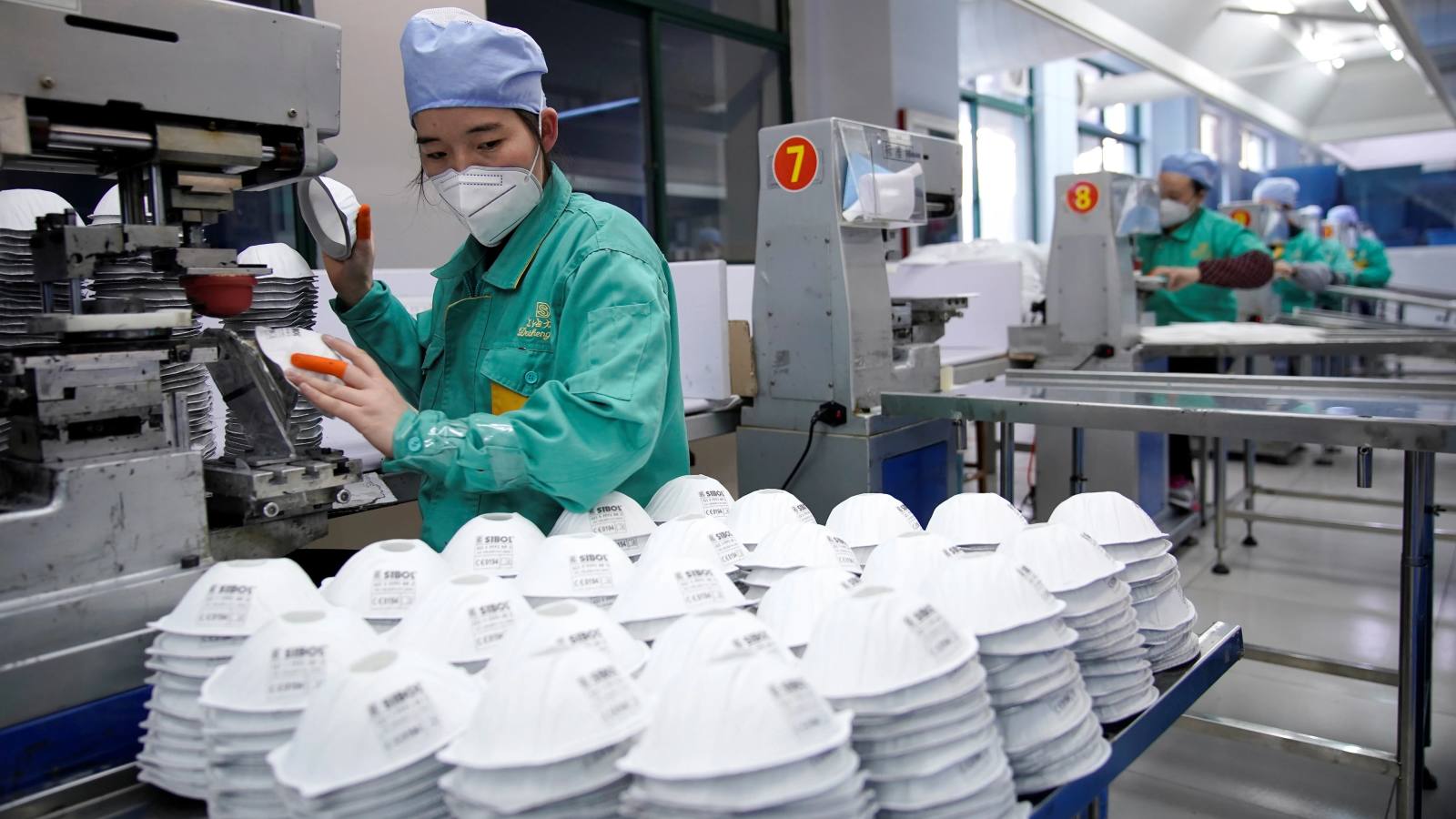 Sản xuất khẩu trang tại Trung Quốc (ảnh: Xinhua)