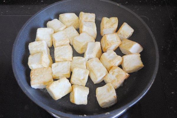 Nhấn vào ảnh để phóng to Chỉ 15 phút có ngay món đậu phụ rim tôm ngon bất ngờ cho bữa tối - 3