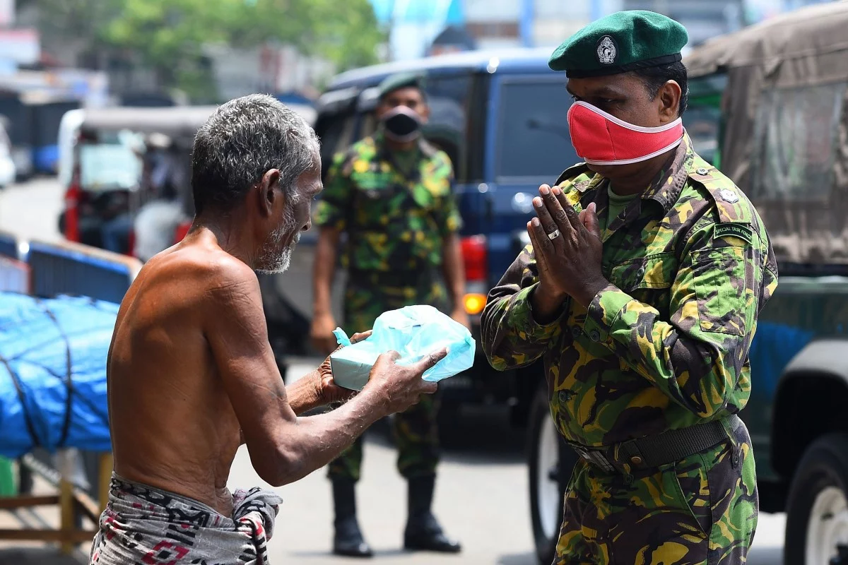 Binh sĩ tại Sri Lanka cung cấp thực phẩm cho người vô gia cư trong dịch Covid-19 (ảnh: Reuters)