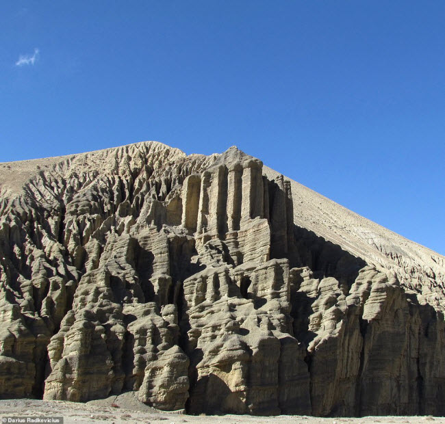Cấu trúc núi đá đặc biệt này được Darius chụp trên đường anh tới ngôi làng Dhakmar.
