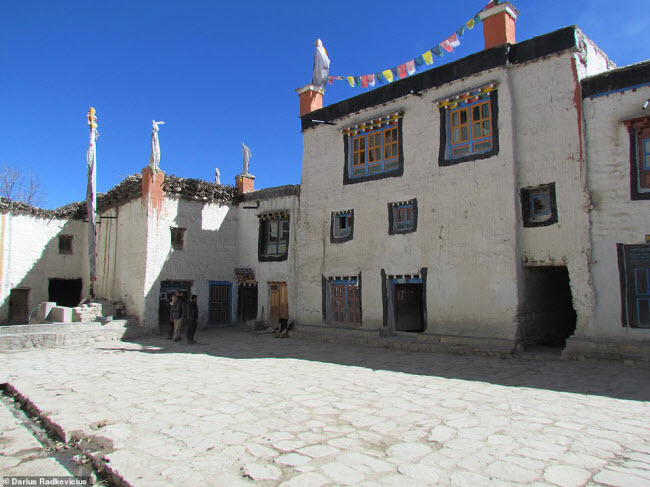 Thị trấn Lo Manthang nổi tiếng với những ngôi nhà tường gạch được phủ bùn trắng.
