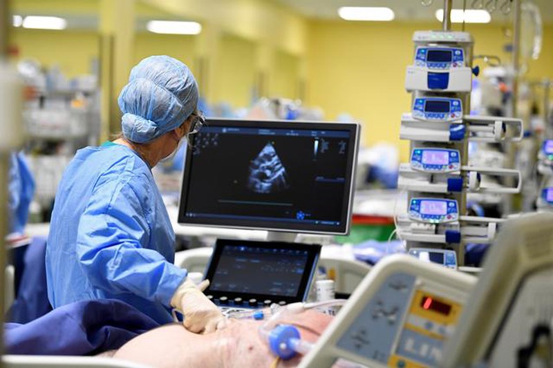 Các nhân viên y tế Italy đang phải hàng ngày làm việc với tâm thế sẵn sàng hy sinh tính mạng của mình. Liên đoàn bác sĩ và phẫu thuật Italy hôm 26/3 cho biết, đến nay đã có 40 y bác sĩ tử vong trong cuộc chiến chống Covid-19, chủ yếu họ đến từ các thị trấn và thành phố ở miền bắc đất nước.