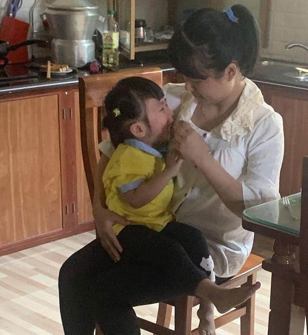 Bé Châu quấy khóc, không chịu ăn uống do đau rát họng