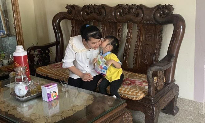 Bé Châu rất thích cốm Tiêu Khiết Thanh nhờ vị ngọt thơm, dễ uống