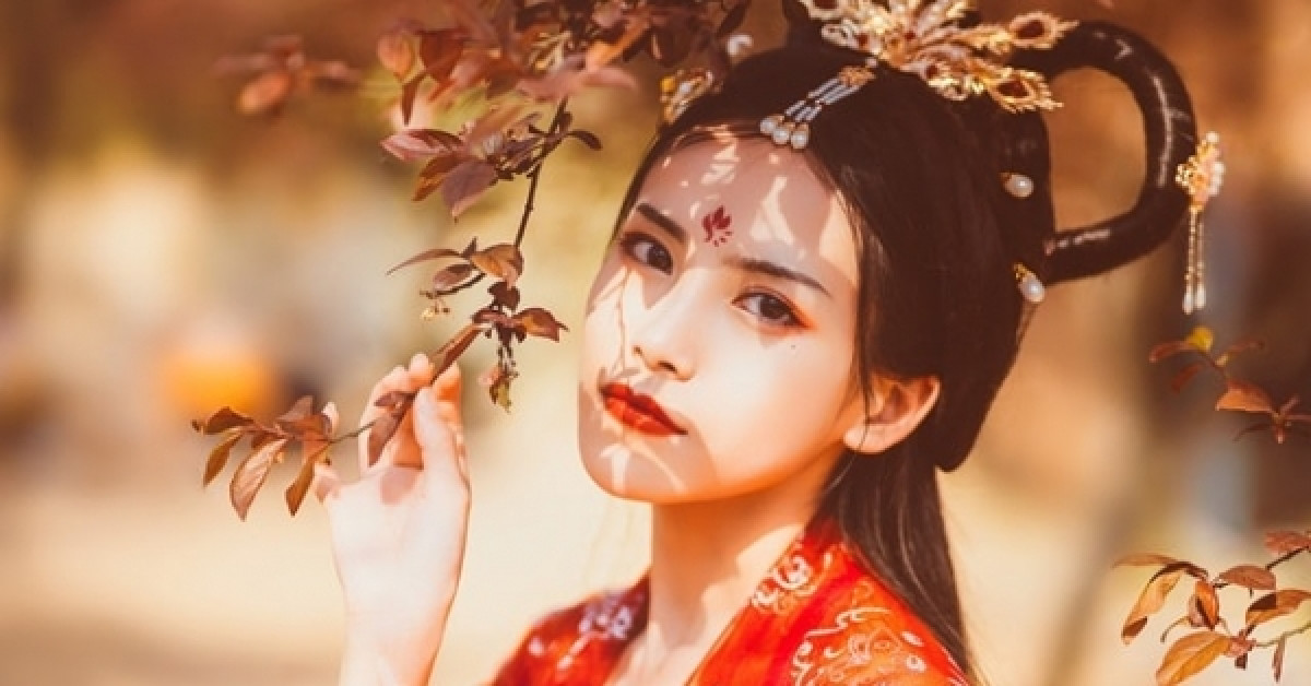 Bạn trẻ - Cuộc sống - Bí ẩn phía sau điển cố "quỳ gối dưới làn váy thạch lựu" nổi tiếng trong lịch sử