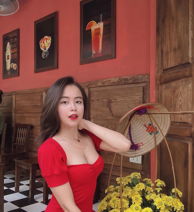 Thúy Quỳnh thường chọn những bộ trang phục ôm sát, ngắn như bodycon với thiết kế cổ chữ U tôn vòng một.