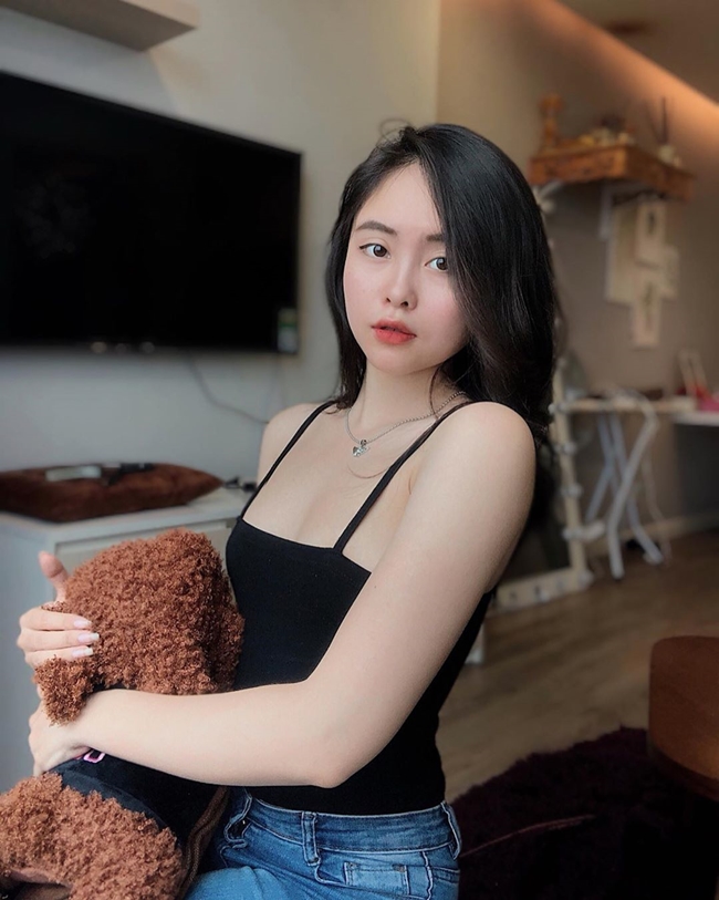 Dễ thấy, cô kết hợp trang phục theo nguyên tắc đơn giản không quá cầu kỳ nhưng vẫn nổi bật.