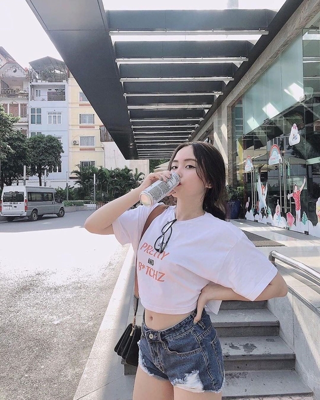 Bên cạnh những set đồ gợi cảm, Thúy Quỳnh cũng mặc áo phông và quần short trẻ trung.