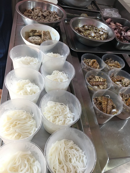 Trước khi đóng cửa, chị không quên làm 30 suất bún mang tặng những người đang làm nhiệm vụ phòng dịch.