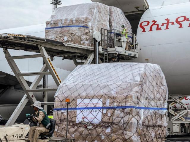 Mỹ mở cầu hàng không “chưa từng thấy” vận chuyển hàng triệu khẩu trang từ TQ