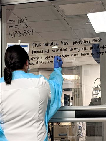 Brown nhờ y tá viết hộ những dòng chữ lên ô cửa kính trong quãng thời gian điều trị tích cực vì Covid-19.