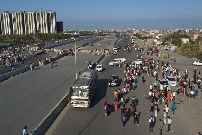 Hàng ngàn người Ấn Độ đang đi bộ về làng trên các con đường cao tốc vắng vẻ (ảnh: Bloomberg)