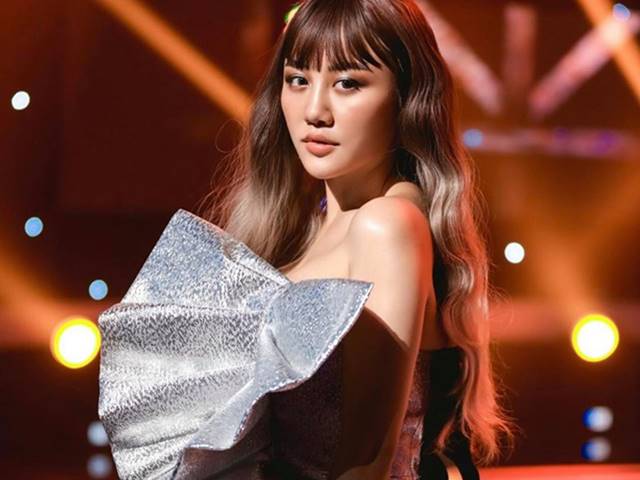 Thời trang - Đầm 3D bị ví như "cá nướng giấy bạc" của Văn Mai Hương