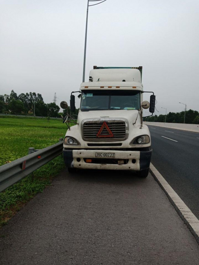 Lực lượng chức năng đã tiến hành lập biên bản và xử phạt lái xe container BKS: 15C - 002.22 về hành vi đi lùi trên cao tốc Hà Nội - Hải Phòng