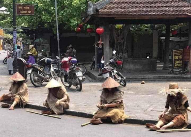 4 người mặc đồ hành khất làm trò ở phố cổ Hội An Ảnh: Facebook