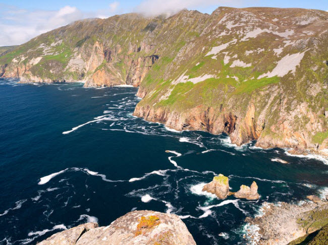 Du khách có thể đi bộ hay di chuyển bằng ô tô lên đỉnh núi Slieve League, để chiêm ngưỡng vẻ đẹp hùng vĩ của Đại Tây Dương cũng như thiên nhiên ở vùng tây bắc Ireland.

