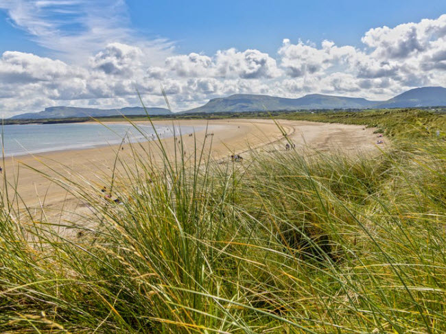Những du khách thích lướt sóng không thể bỏ qua bãi biển Mullaghmore khi tới Ireland. Phong cảnh nơi đây khiến bạn có cảm giác như ở Hawaii với bãi biển cát vàng và nước trong xanh.

