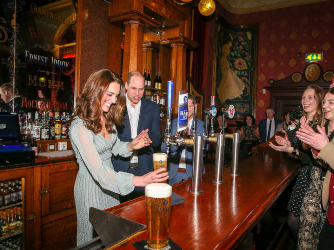 &nbsp;Belfast là thành phố lớn thứ hai ở Ireland. Tại đây, du khách có thể thăm xưởng đóng tàu làm ra con tàu Titanic, khám phá bảo tàng Ulster hay các công trình lịch sử quanh thành phố, hay giải trí tại các quán bar.
