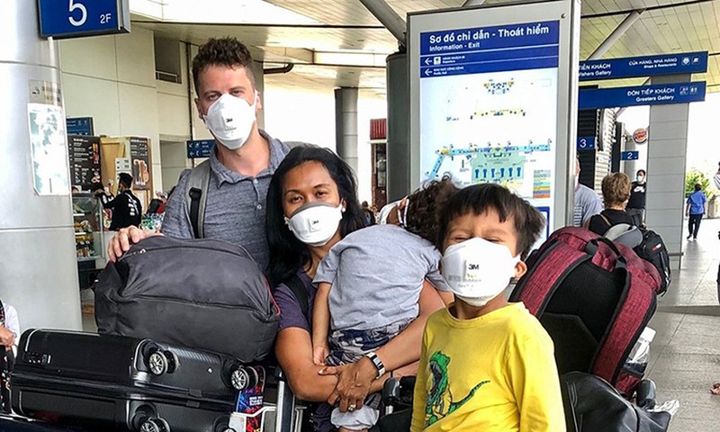 Gia đình Paul Neville khi trở về Mỹ (ảnh: Seattletimes)