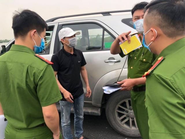 Tin tức trong ngày - Tài xế "ngụy trang" xe chở người thân, đưa khách từ Hà Nội về Quảng Ninh