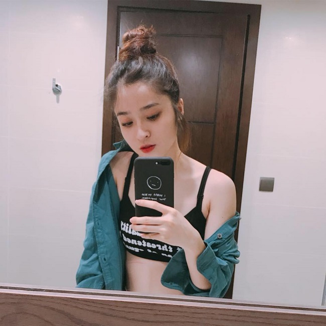 Hot item thời trang tiếp theo rất được Minh Kiều ưa thích là áo crop top. 