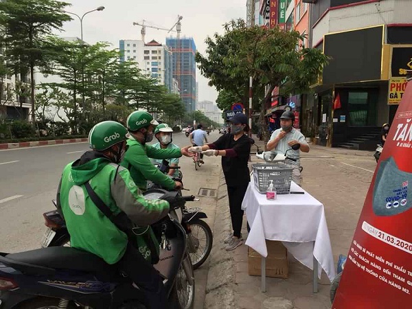 Shipper đứng chờ phát khẩu trang miễn phí