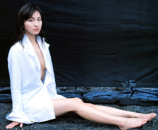 Hirosue Ryoko là gương mặt nổi bật tiếp theo trong danh sách bình chọn yêu thích của đàn ông Nhật Bản. Cô được mệnh danh là "phù thủy thuần khiết xinh đẹp". Lý do là bởi vì cô trông trẻ trung so với tuổi thật của mình. 