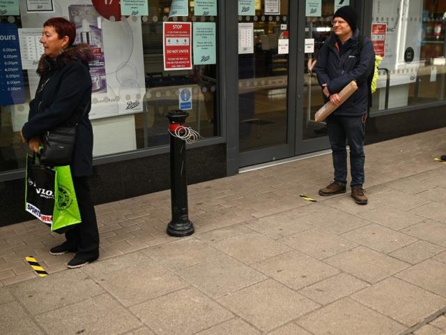 Thế giới - Covid-19: Lý do hạn chế tiếp xúc xã hội có thể cứu mạng hàng triệu người