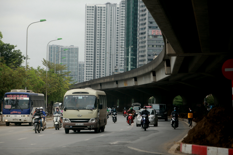Tuyến phố Phạm Hùng (Nam Từ Liêm), không ùn tắc, đường thông thoáng. Một số ô tô khách liên tỉnh vẫn&nbsp;dừng chờ, đón khách.