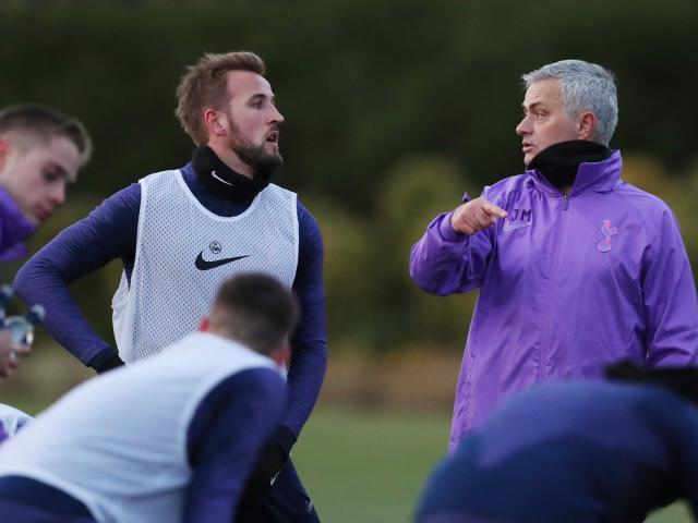 Bóng đá - Tin HOT bóng đá tối 31/3: Mourinho ép học trò tập luyện trực tuyến vì Covid-19