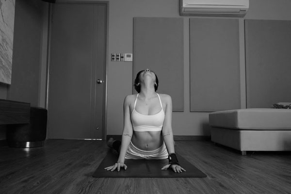 Trốn dịch, Bảo Anh tập yoga tại nhà và body siêu quyến rũ của cô mới gây chú ý nhất - 5