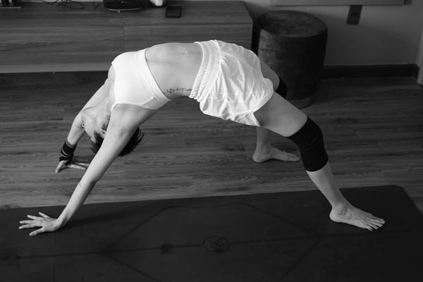 Trốn dịch, Bảo Anh tập yoga tại nhà và body siêu quyến rũ của cô mới gây chú ý nhất - 1