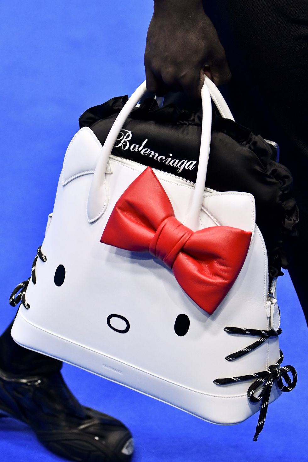 Túi Hello Kitty, xắc tay siêu nhỏ sẽ &#34;làm mưa làm gió&#34; hè 2020 - 1
