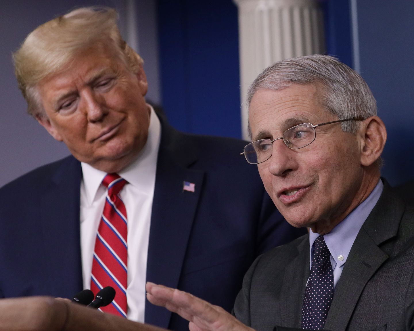 Ông Anthony Fauci và Tổng thống Trump trong một cuộc họp báo (ảnh: ABC News)