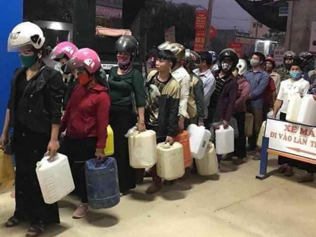 Truyện cười - Tin vịt: Troll cả cây xăng