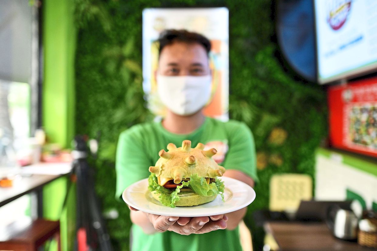 Chiếc bánh virus corona của Việt Nam nổi tiếng trên nhiều mặt báo lớn (Nguồn: Reuters)