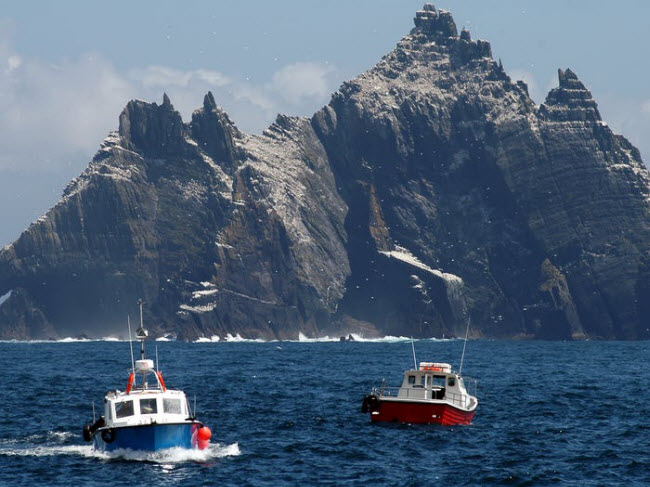 Trên hòn đảo Skellig được UNESCO công nhận là di sản thế giới, du khách có thể khám phá tu viện được xây dựng từ thế kỷ thứ 6 hay chiêm ngưỡng nhiều loài chim sinh sống ở đây, đặc biệt là trong thời gian từ tháng 3 đến tháng 8 hằng năm.
