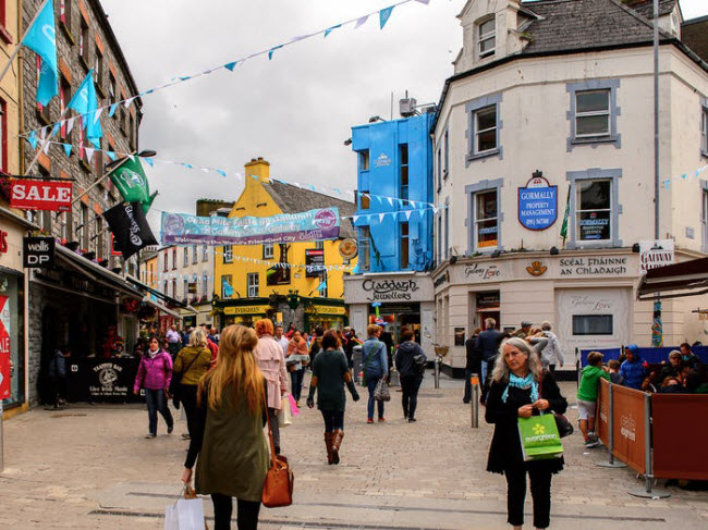Nổi tiếng là thành phố đặc trưng nhất của Ireland, Galway có nhiều cửa hàng nghệ thuật thủ công cũng như những người trẻ, với 1/4 dân số là sinh viên.
