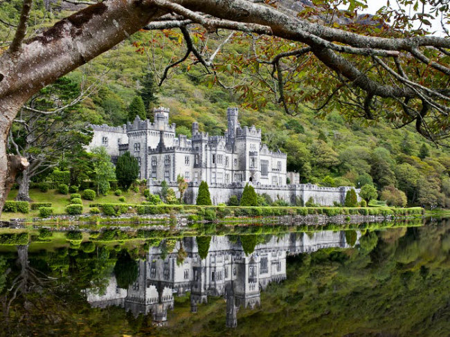 Lâu đài Kylemore Abbey được xây dựng dành cho doanh nhân giàu có người Anh Mitchell Henry, nhưng vợ của ông đã qua đời sau khi công trình được hoàn thành. Henry đã xây dựng một nhà thờ nhỏ tại lâu đài để làm nơi tưởng nhớ vợ và ngày nay nơi đây trở thành một địa điểm du lịch hấp dẫn.
