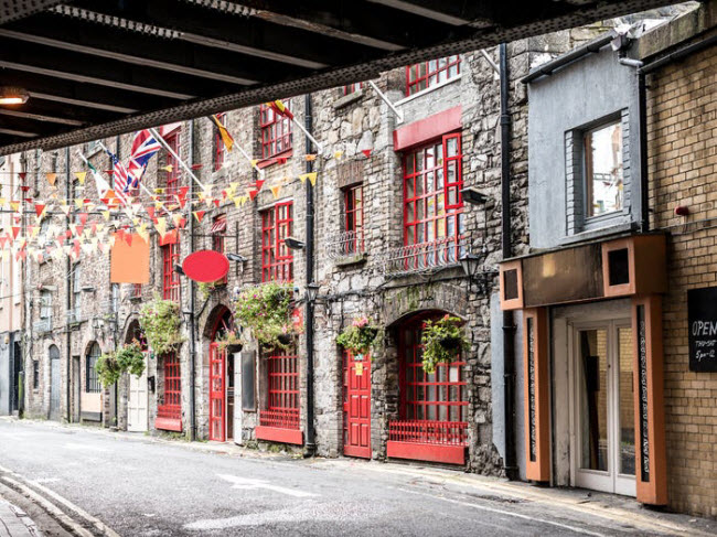 Dublin là thủ đô cũng như thành phố lớn nhất ở Ireland. Nơi đây có nhiều di tích lịch sử, hộp đêm sôi động cũng như các cửa hàng sách, thời trang và tranh.
