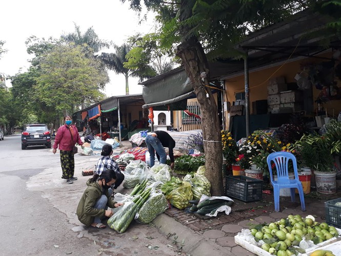 Lượng hàng hoá đổ về chợ truyền thống khá lớn.