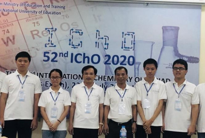 Lãnh đạo Bộ và các "chàng trai Vàng" Olympic quốc tế Hoá học 2020.