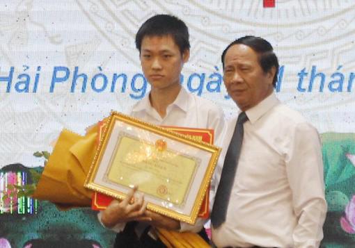 Lý Hải Đăng được lãnh đạo TP Hải Phòng trao thưởng